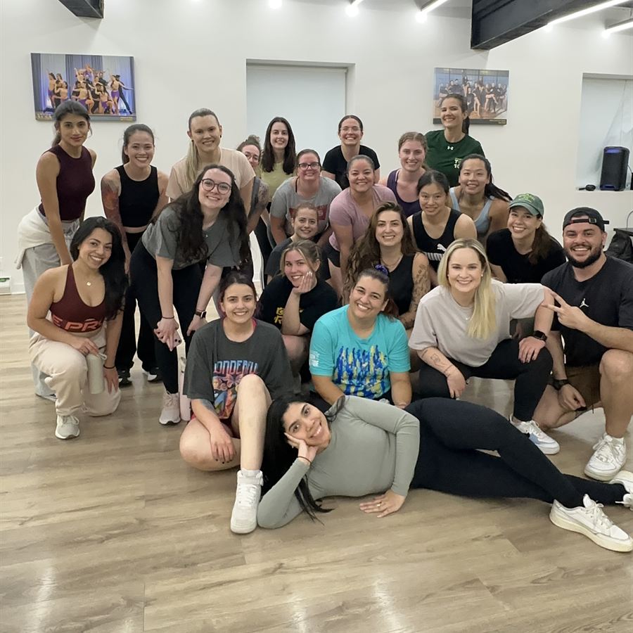 Turma grande da Brasileirada sorrindo depois da aula no estúdio de Midtown