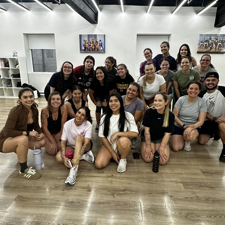 Turma da Brasileirada posando junta no chão do estúdio