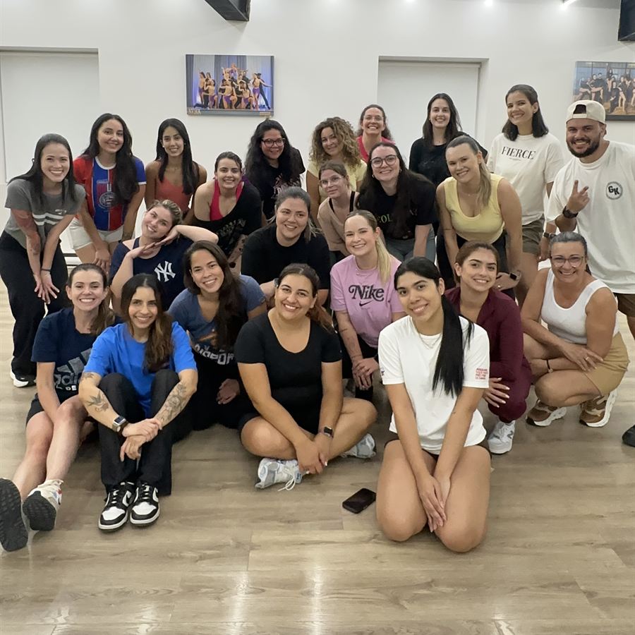 Alunos da Brasileirada sorrindo, sentados e agachados juntos depois da aula