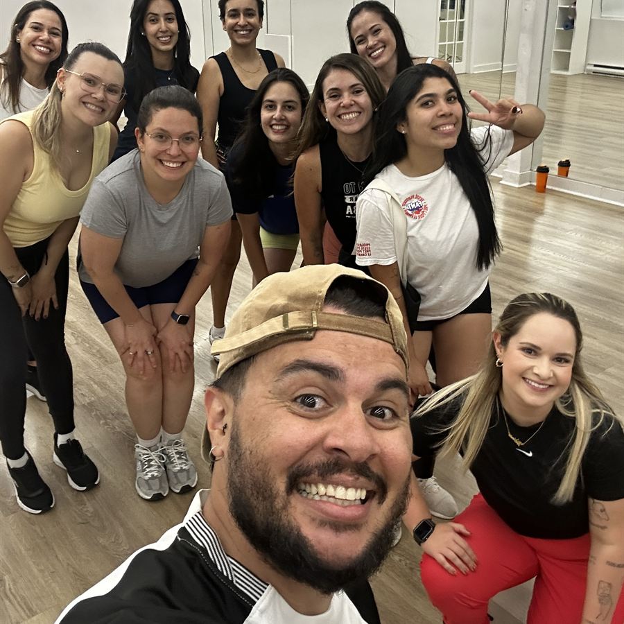 Selfie com um grupo de alunos felizes da Brasileirada